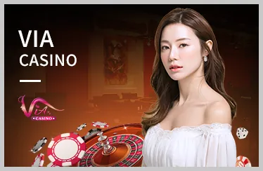 Bàn Poker với chip cược và người chơi tập trung