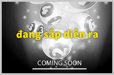 Vận động viên tennis đang giao bóng mạnh mẽ trên sân đất nện, thể hiện sự tập trung và cường độ của môn tennis tại Lucky8.